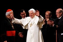 Papa Bento XVI recebe aplauso ao lado do diretor de cinema Manoel De Oliveira