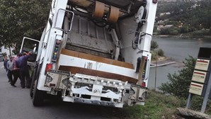 Motorista de camião do lixo conduz com taxa de álcool de 5 g/l e morre em despiste