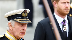 "Eu não sou um banco": Rei Carlos III recusa atender telefonemas do filho Harry