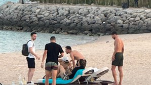 Jogadores portugueses aproveitam horas de descanso e vão à praia no Qatar