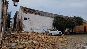 Casa em ruínas sofre derrocada e destrói carro em Faro 