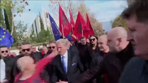 Líder da oposição da Albânia agredido a soco quando se dirigia para manifestação 