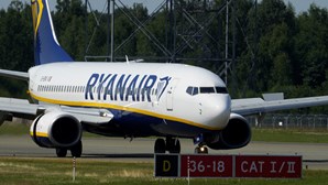 Ryanair condena falta de apoio da Comissão Europeia ao alargamento das taxas ambientais a voos de longo curso