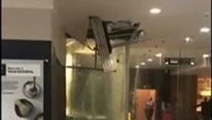 Tecto falso do centro comercial El Corte Inglés cede. Água entra no centro comercial após conduta rebentada