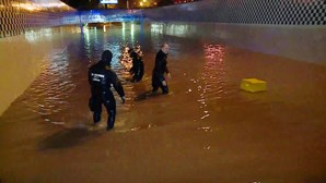 Bombeiros resgatam 14 pessoas de carros encurralados pela água da chuva