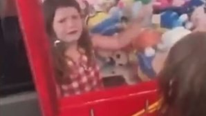 Menina de quatro anos fica presa dentro de máquina de brinquedos ao tentar roubar peluches