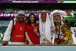 Adeptos portugueses vestem-se a rigor para assistir ao jogo da seleção contra a Coreia do Sul