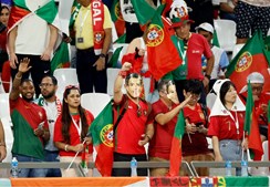 Adeptos portugueses vestem-se a rigor para assistir ao jogo da seleção contra a Coreia do Sul