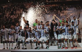 Festejos: Argentinos celebram a conquista do terceiro campeonato do mundo depois de 1978 e 1986. Messi levantou a taça que faltava no currículo. Enzo e Otamendi, jogadores do Benfica, aparecem abraçados