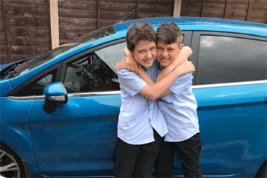 Criança diagnosticada com leucemia duas semanas após o irmão gémeo morrer com tumor cerebral