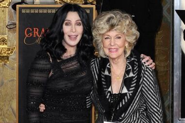  A cantora Cher com a mãe
