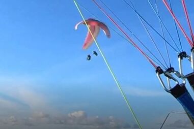 Vídeo mostra as imagens do choque mortal entre dois parapentes na Serra da Arrábida