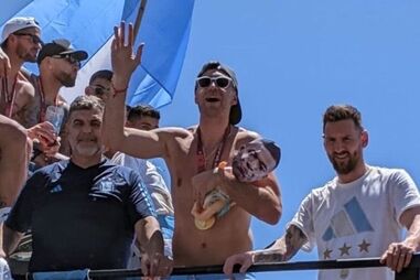 Guarda-redes argentino leva boneco com cara de Mbappé para as celebrações do título