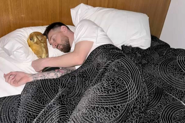 Messi dorme com troféu do Mundial e quatro milhões de fãs aprovam