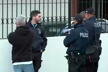 Homem degolou mulher no duche após espiar mensagens 