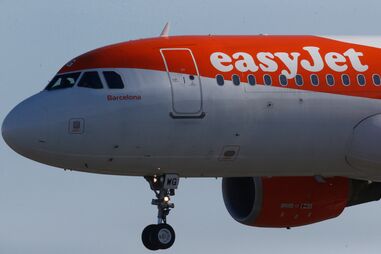 Dois assistentes de bordo agredidos por mulher num avião que aterrou em Faro