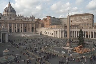 Fiéis reúnem-se na Praça de São Pedro após notícia da morte de Bento XVI