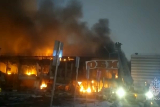 Pelo menos um morto em incêndio em centro comercial em Moscovo e bombeiros suspeitam de "ato criminoso"