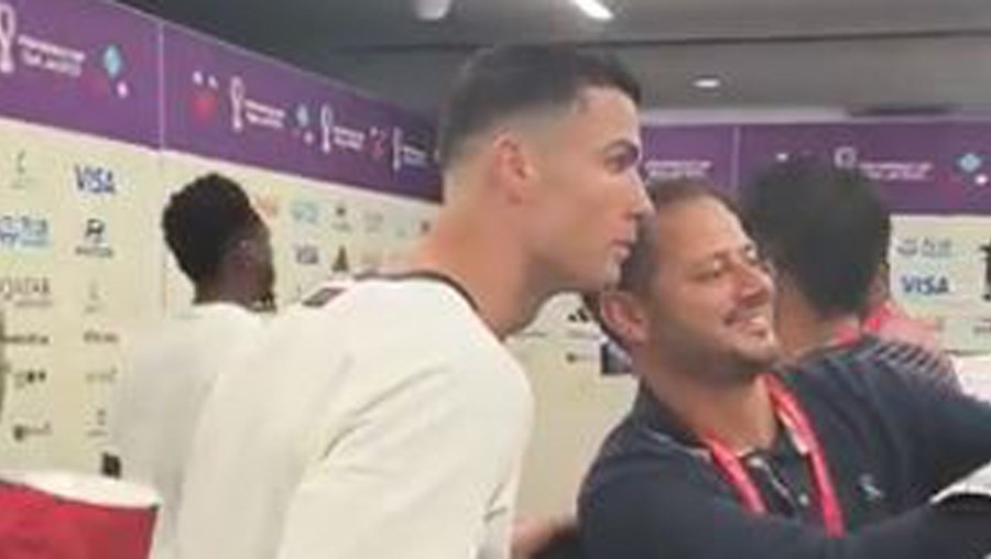 Jornaliste tira selfie com Ronaldo