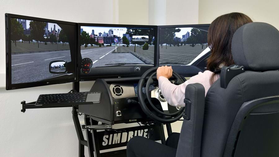 O simulador dispõe de um circuito em realidade virtual que permite testar “off road” as competências funcionais do candidato.