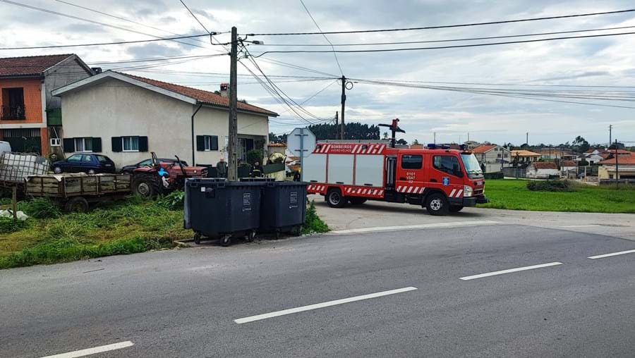 Homem sofre ferimentos graves após ser atropelado pelo próprio trator em Aveiro Atualidade