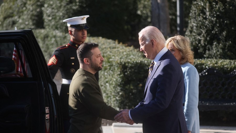 Biden recebeu calorosamente Zelensky à chegada à Casa Branca e manteve com o Presidente ucraniano uma reunião de mais de duas horas, durante a qual foi debatido o apoio militar e humanitário à Ucrânia