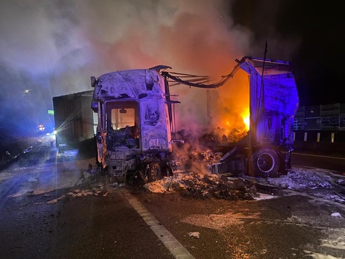Incêndio consome camião e deixa condutor ferido na A1 em Santa Maria da Feira