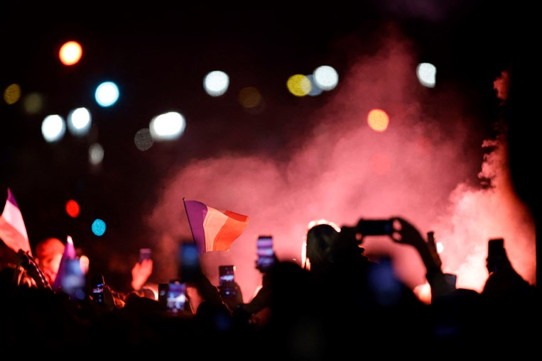 Seleção francesa recebida por milhares em festa mesmo sem o título