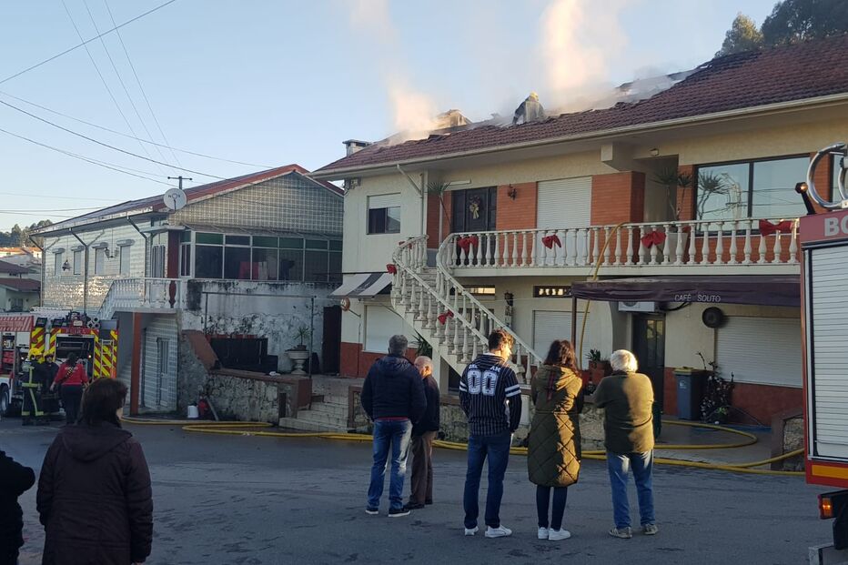 Incêncio destrói telhado de habitação em Santa Maria da Feira