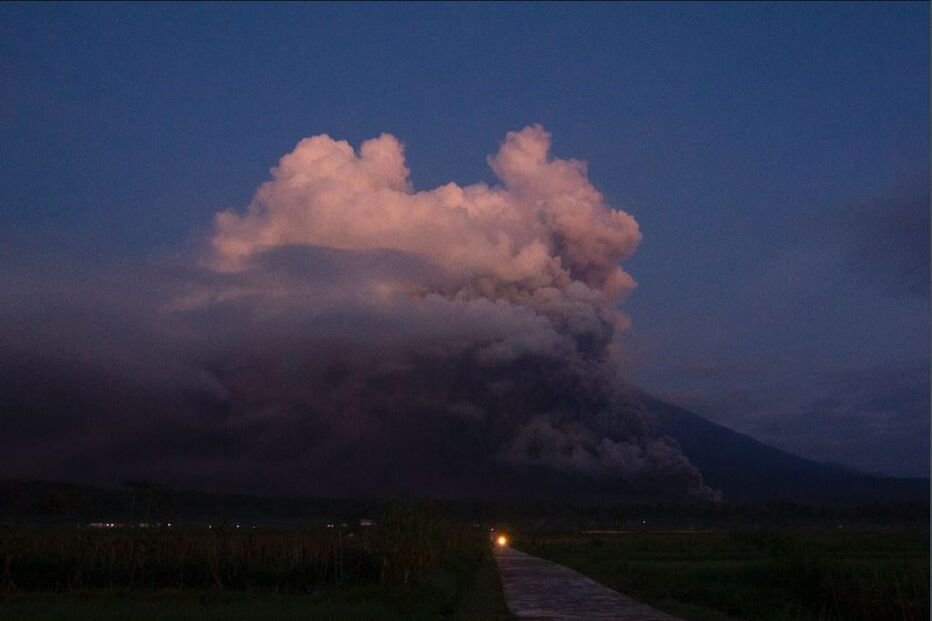 Vulcão indonésio Semeru lança cinzas, gases e vapor de água