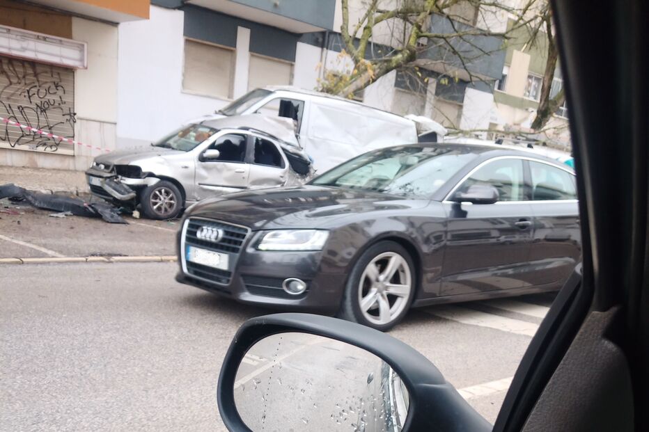 Viaturas danificadas