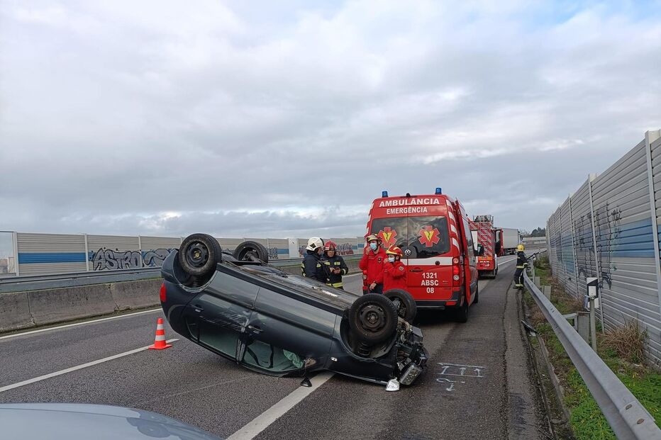 Despiste, seguido de capotamento, em Gaia