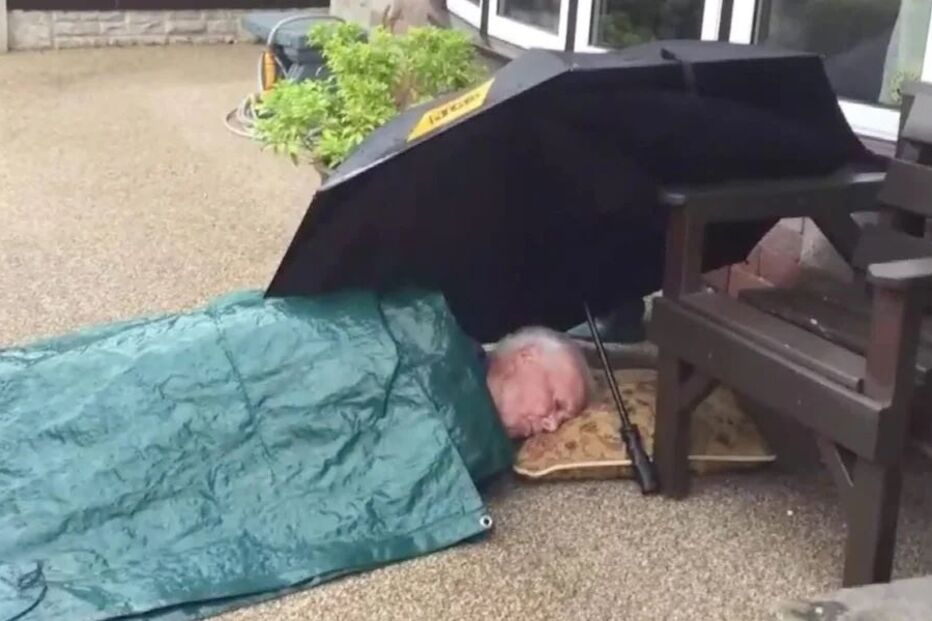 Keith Royles estava a cortar a relva da sua residência, quando sofreu um acidente e partiu a anca