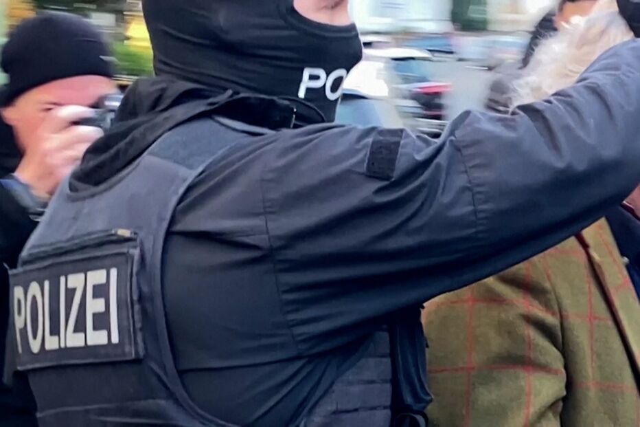 Polícia alemã deteve 25 pessoas suspeitas de prepararem golpe de estado