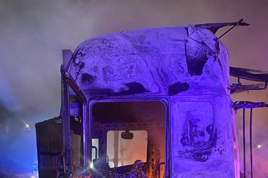 Incêndio consome camião e deixa condutor ferido na A1 em Santa Maria da Feira