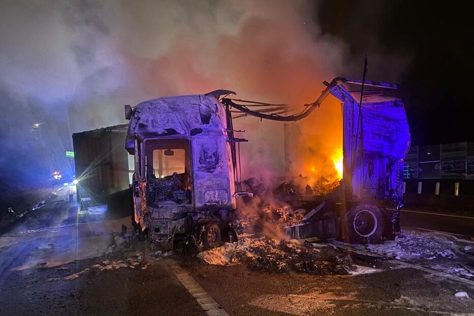 Incêndio consome camião e deixa condutor ferido na A1 em Santa Maria da Feira