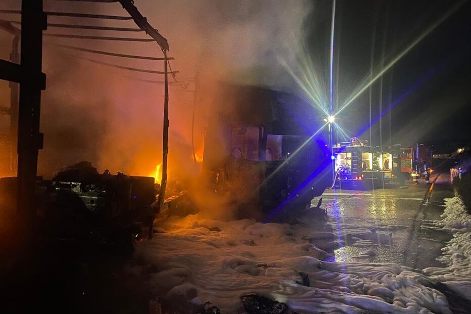 Incêndio consome camião e deixa condutor ferido na A1 em Santa Maria da Feira