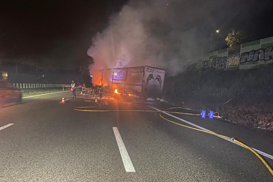 Incêndio consome camião e deixa condutor ferido na A1 em Santa Maria da Feira