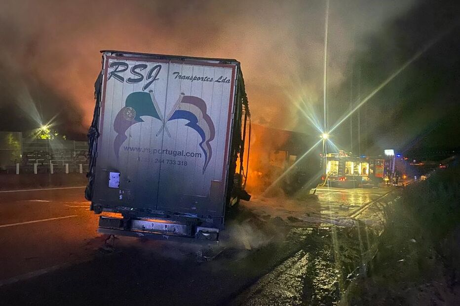 Incêndio consome camião e deixa condutor ferido na A1 em Santa Maria da Feira