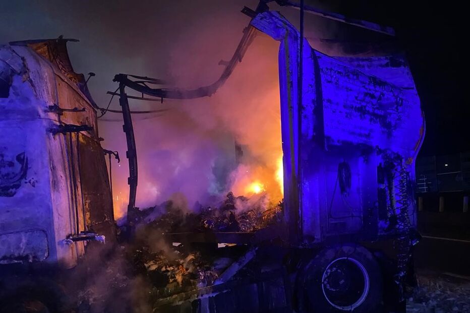 Incêndio consome camião e deixa condutor ferido na A1 em Santa Maria da Feira