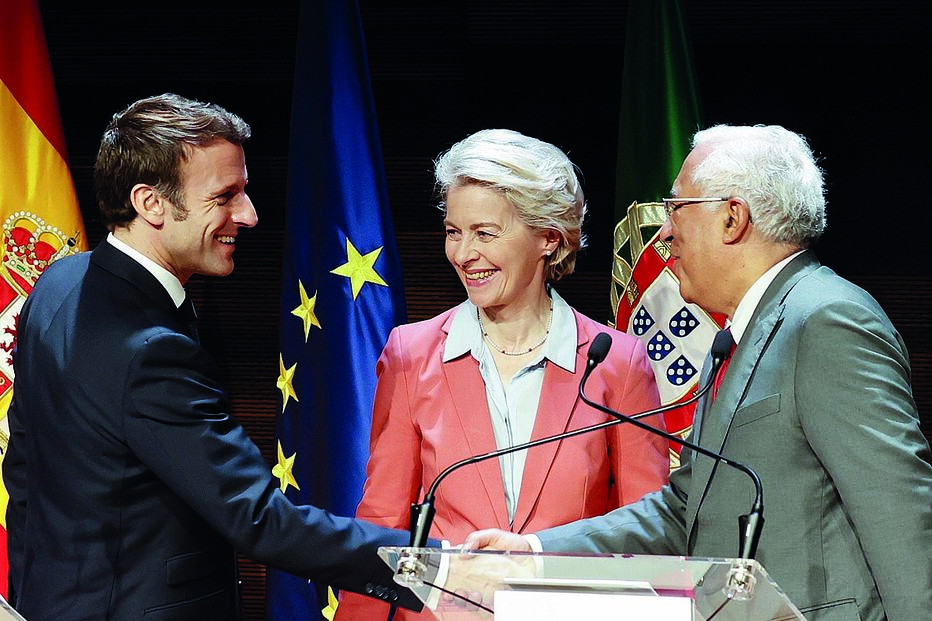 O Presidente francês, Emmanuel Macron, com a presidente da Comissão Europeia, Ursula von der Leyen, e o primeiro-ministro português, António Costa