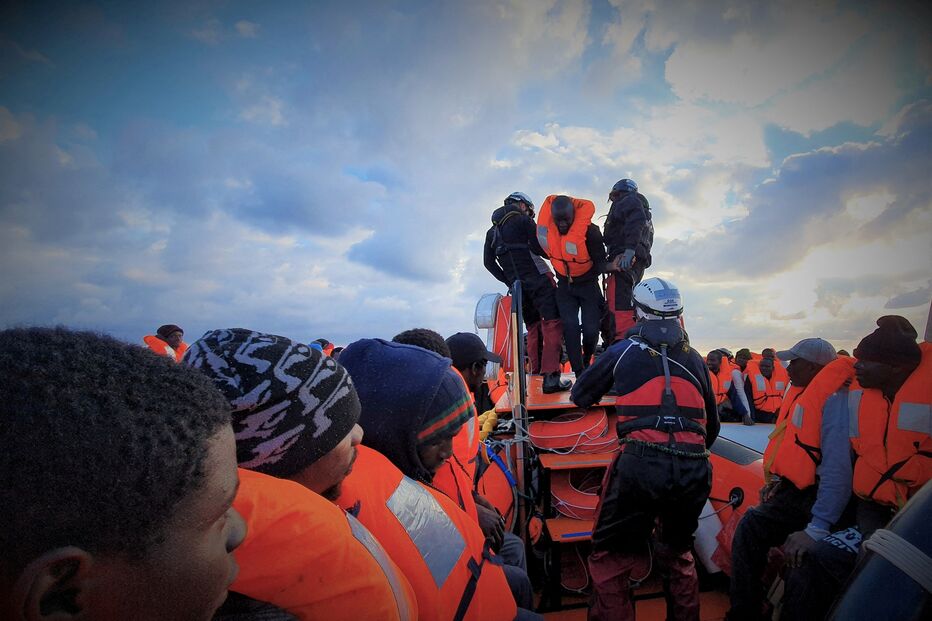 Migrantes resgatados no mediterrâneo 