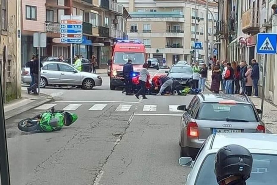 Motociclista fica ferido em colisão entre carro e moto em que seguia em Oliveira de Azeméis