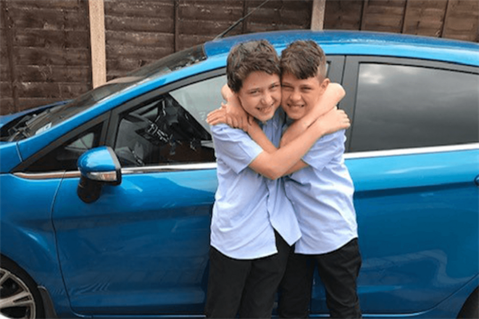 Criança diagnosticada com leucemia duas semanas após o irmão gémeo morrer com tumor cerebral