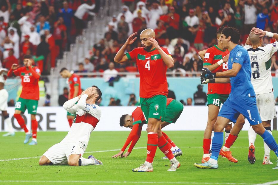 Cristiano Ronaldo e Pepe desolados, em contraste com o alívio e a festa dos jogadores marroquinos. Portugal eliminado nos quartos de final do Mundial 2022