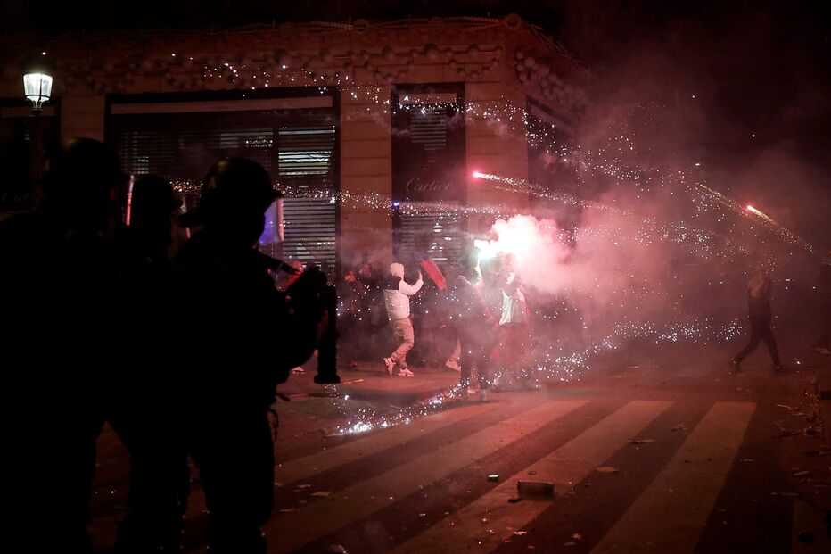 Confrontos entre polícia e adeptos em França 