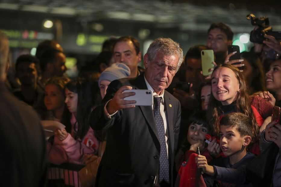 Fernando Santos, de cara fechada, tirou, este sábado, fotos com alguns adeptos