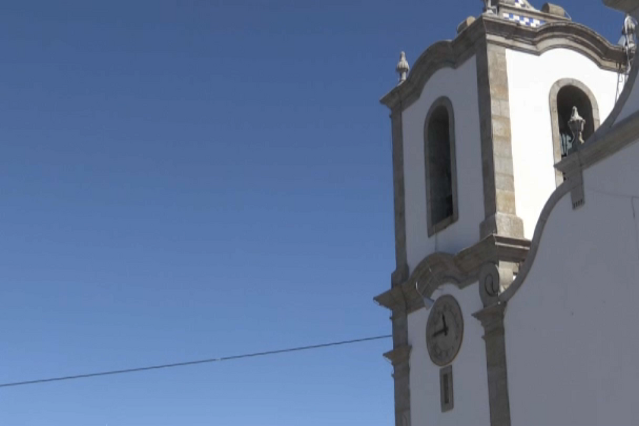 Homem usa chapéu de chuva para roubar esmolas no Santuário de Fátima