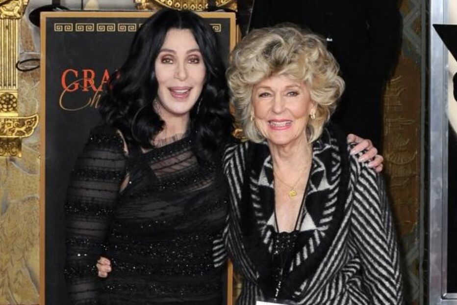  A cantora Cher com a mãe