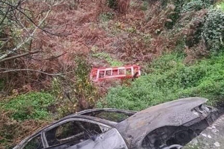  PJ investiga carro incendiado caído em ravina em Matosinhos